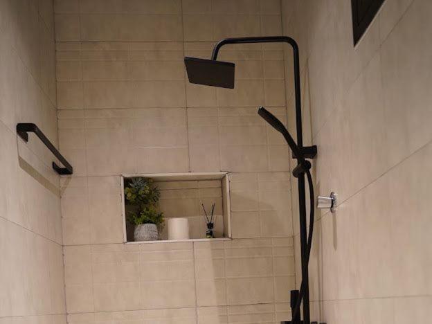 דירות ניזווא Lavenue Resthouse חדר תמונה